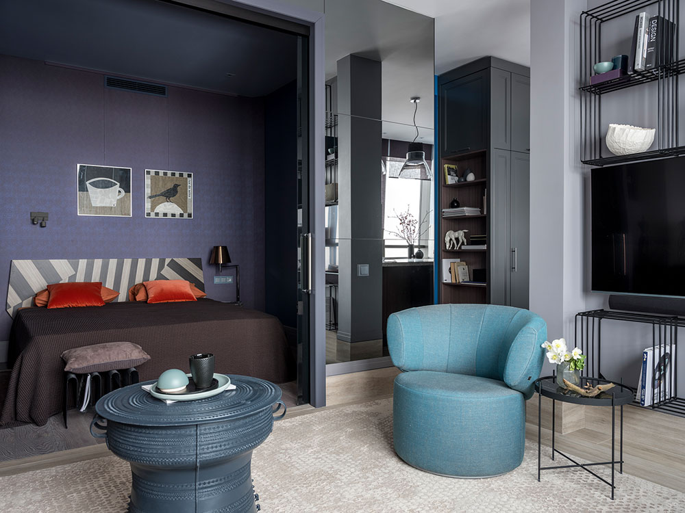 Глубокие оттенки и спрятанная спальня: необычная квартира студентки в Москве