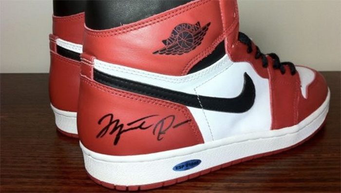 Nike Air Jordan 1 с автографом Майкла Джордана.