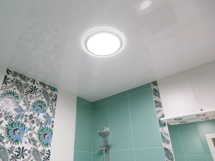 Натяжной потолок в ванной: да или нет