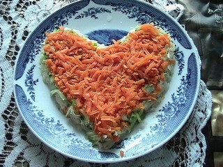 Романтические блюда ко Дню святого Валентина майонезом, терке, можно, Затем, отварной, картофель, крупной, добавить, тертый, приготовления, тертые, морковь, белок, отварная, порезать, отварные, соломкой, мелко, немного, майонез