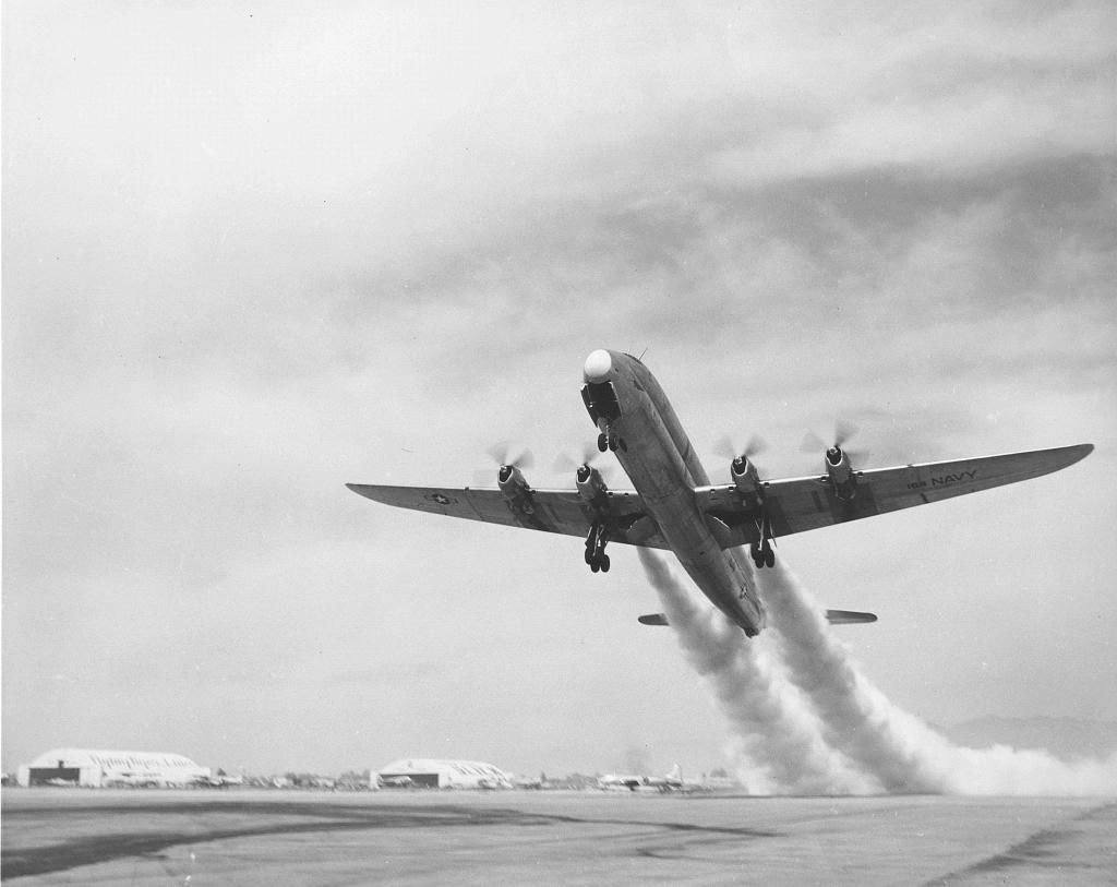 Lockheed R6V Constitution взлетает с ускорителями. Фото: USAAF / USN Library