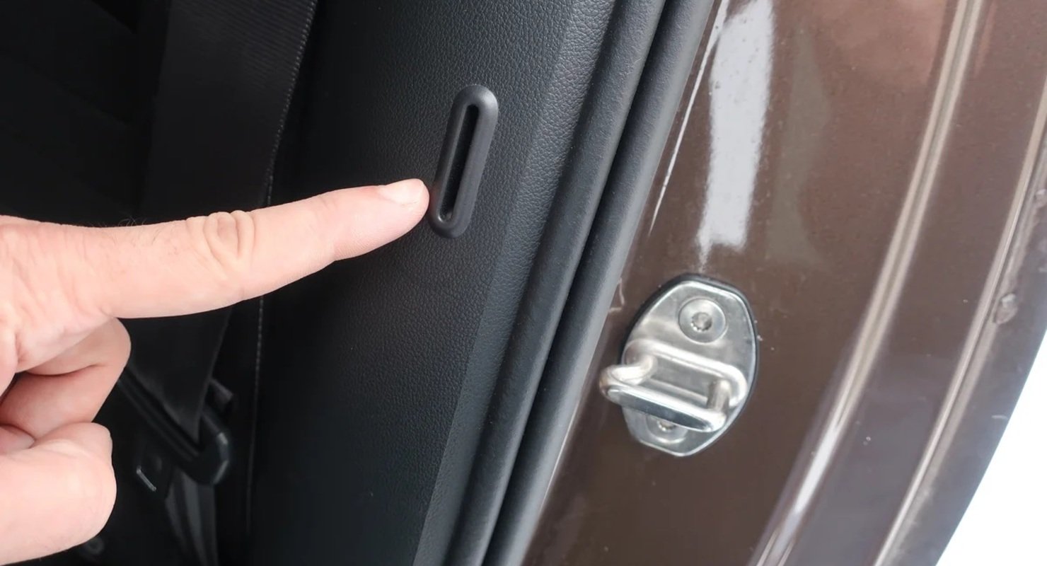 Для чего нужно отверстие в задней стойке автомобиля