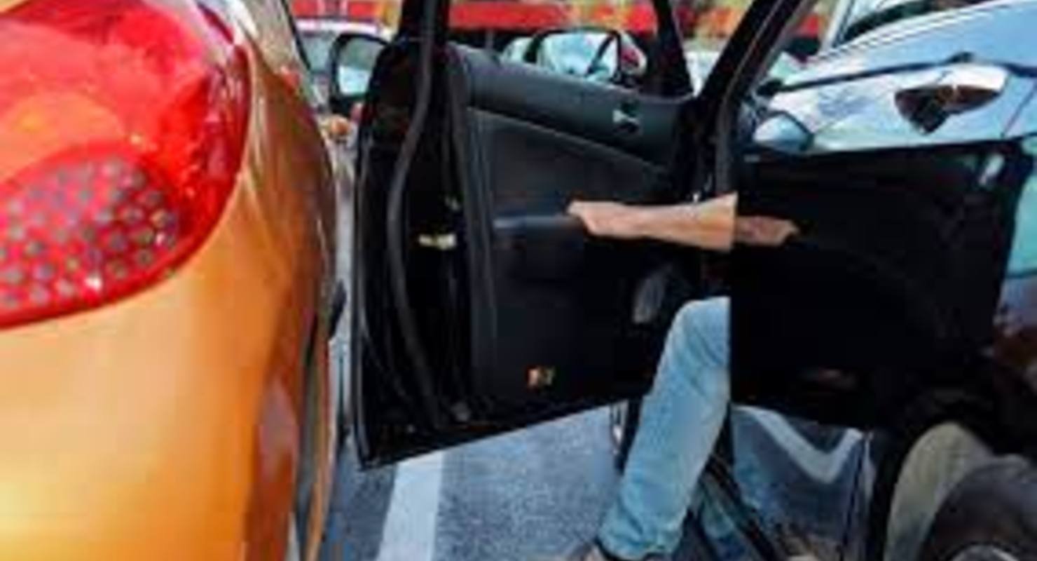 Почему нельзя уезжать, если открыли дверь на парковке и повредили чужую машину?