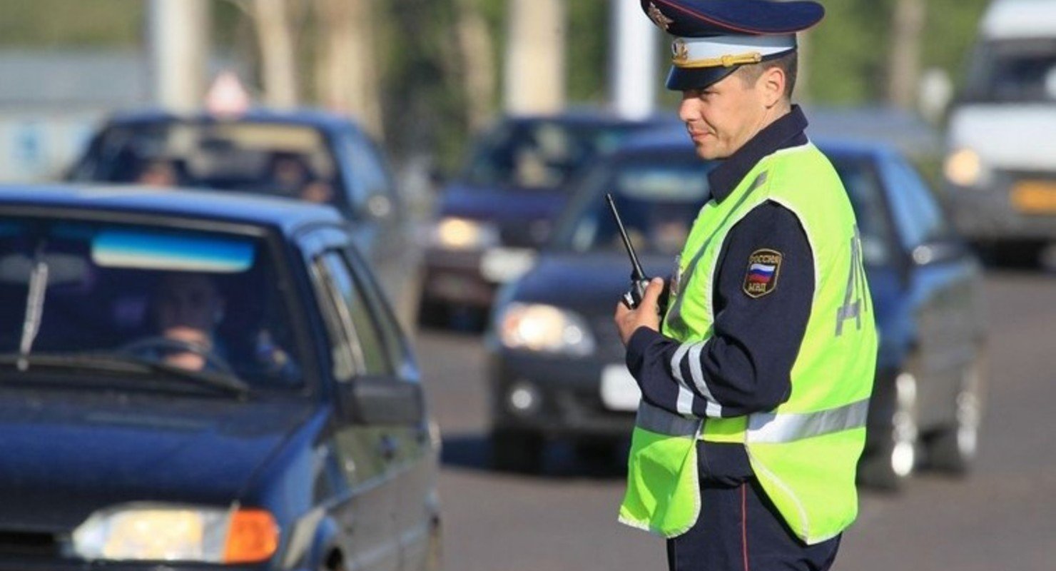 Сотрудник дпс останавливает машину