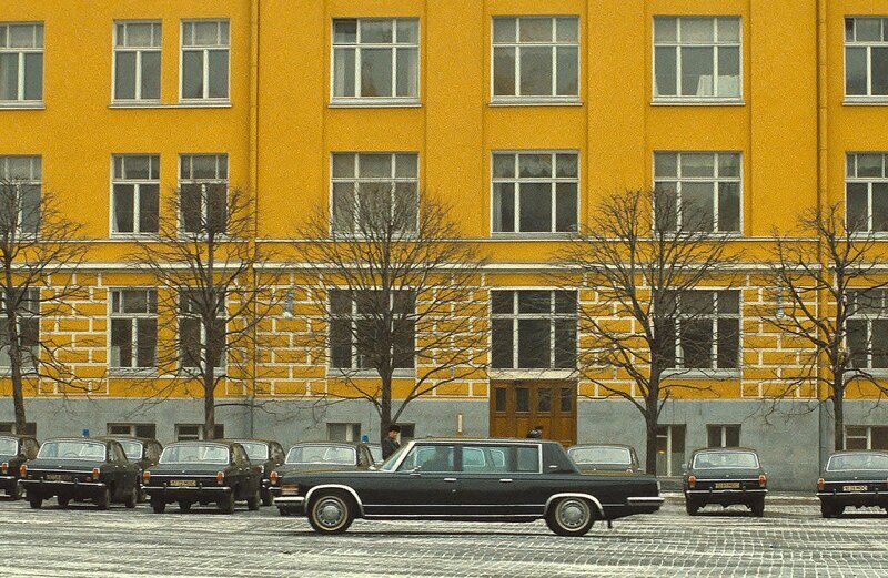 Год 1984: Атмосферные фотографии советской Москвы и москвичей столицы, районе, голландец, Предлагаем, автомобильную, настоящую, Москве, найти, умудрился, ЦПКиО12Автор, Горького11Аттракционы, Парке, пальто10«Следы, капитализма», ВДНХ14Такие, однотипные, одеты, женщины, Кремле, экскурсии