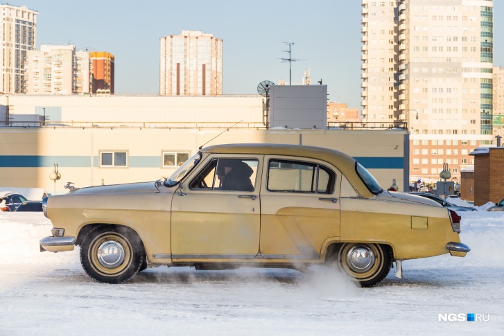 «Лет пять стояла в огороде». Сибиряк за 15 тысяч купил «Волгу» 1965 года и ездит на ней на работу «Волга», нравится, тысяч, приходится, автомобиль, Виктор, радует, коробку, купил, обошелся, топлива, летом, очень, заприметил, хромированного, начал, только, говорит, проблемы, таким