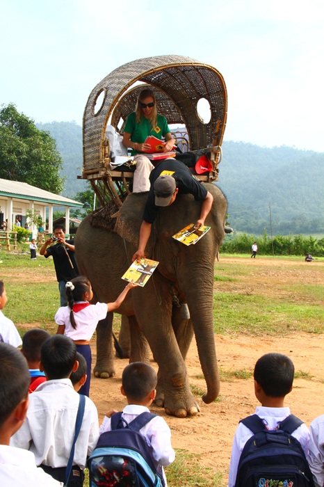 Слоны помогают тайцам приобщиться к чтению. /Фото: travelbetweenthepages.com