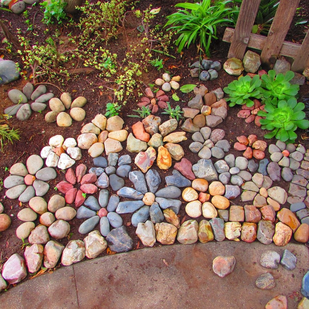 Самая простая декоративная. Клумба из камней. Украсить клумбу камнями. Декор из камней для сада. Необычный декор для сада.