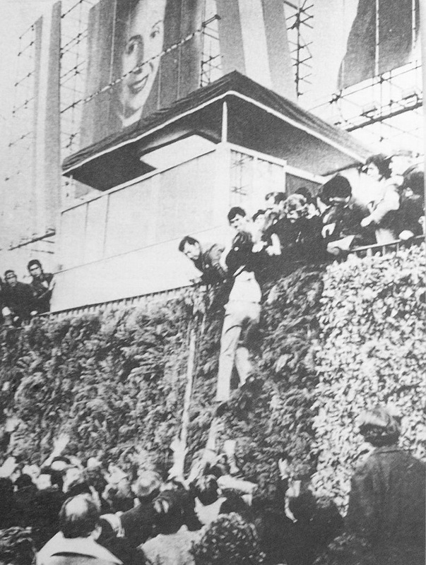 ​Человек карабкается на платформу, на которой 20 июня 1973 года должен был выступить вернувшийся в Аргентину Хуан Перон. commons.wikimedia.org - Цифры Warspot: 13 человек  | Warspot.ru