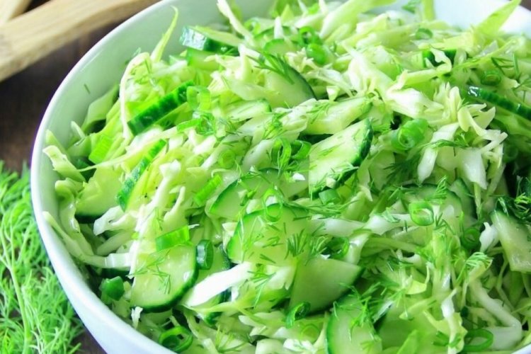 Салат с капустой, огурцами и сельдереем Салат с капустой, огурцами и сельдереем