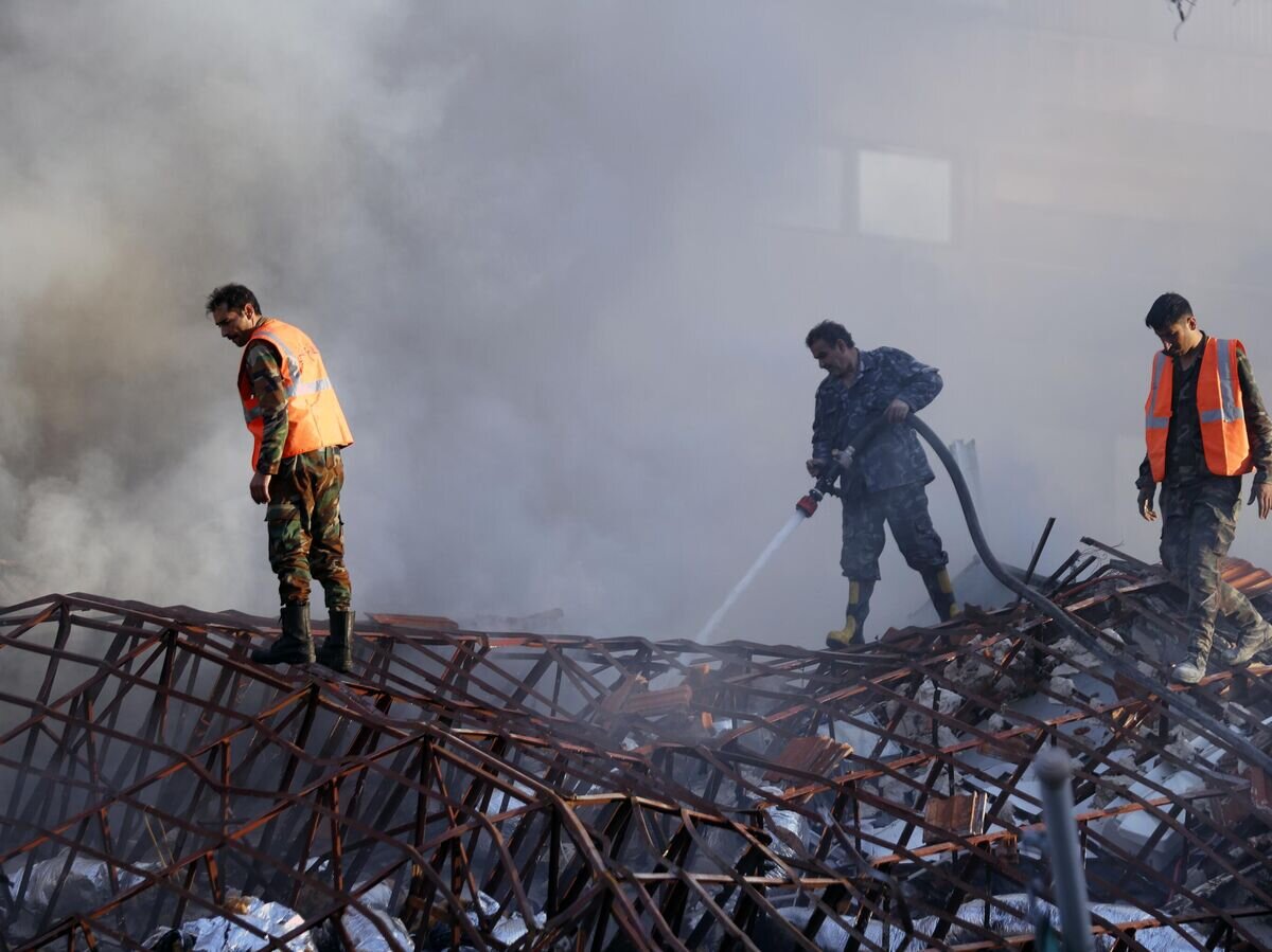    Разбор завалов на месте израильского удара по зданию в Дамаске© AP Photo / Omar Sanadiki