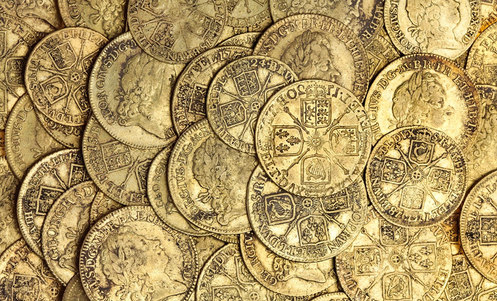 Семья решила переложить полы у себя в доме и нашла в земле банку с золотыми монетами возрастом 300 лет Культура