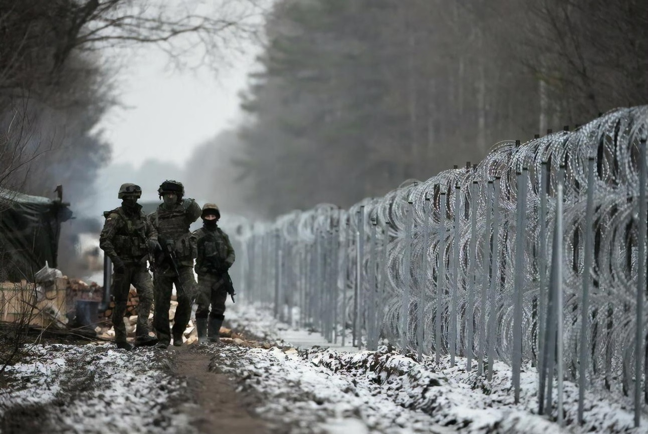 Польша войска белоруссии. Польские пограничники и мигранты. Границы Польши. Стена на границе Украины и Белоруссии. Беларусь польская граница.