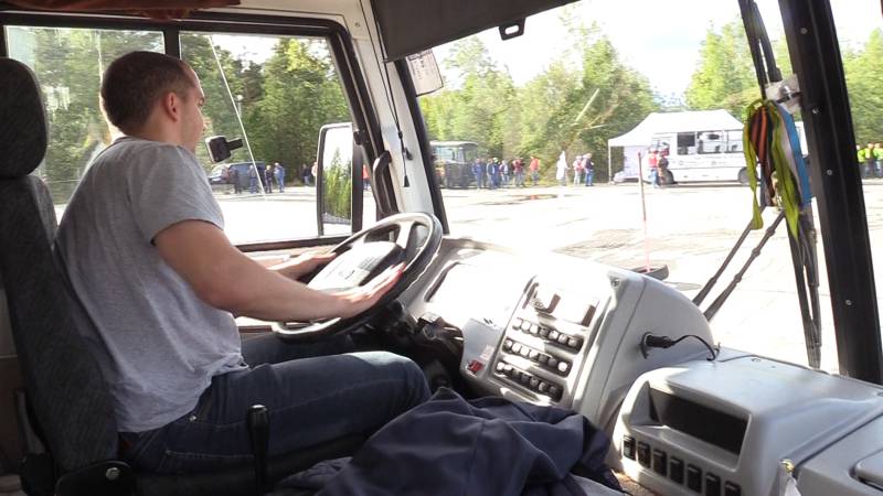 Водитель из Калининграда закурил прямо в маршрутке и вызвал возмущение пассажиров