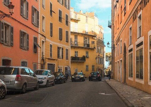 Почему двери автомобиля необходимо открывать лишь правой рукой