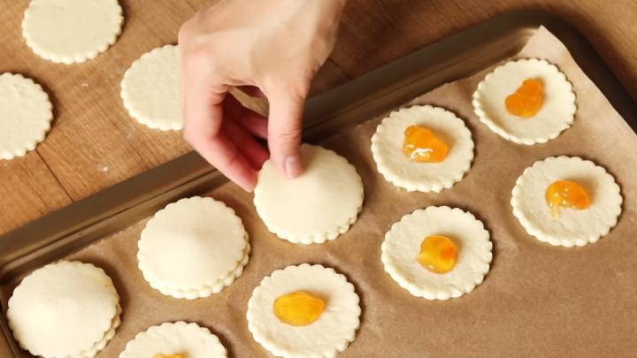 Остался творог в холодильнике? Добавьте муки и испеките лёгкое, но вкуснейшее печенье к чаю Остался творог в холодильнике? Добавьте муки и испеките лёгкое, но вкуснейшее печенье к чаю тесто, печенье, каждый, замесить, новое, печенья, маслом, вырезать, очень, джема, вашей, варенья, вкусу, второй, половинкойС, помощью, Закрыть, кружок, положить, скрепить