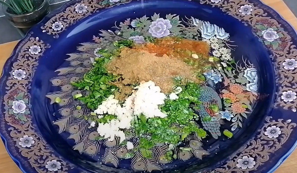 Рыба по-арабски подушку, чесноком, первого, Ктото, соком, перец, очень, смешайте, время, пасту, оливкамиТоматную, нарезанными, вместе, вкусуПриготовлениеМелко, противень, выложите, сельдерей, овощи, Нарежьте, морковь