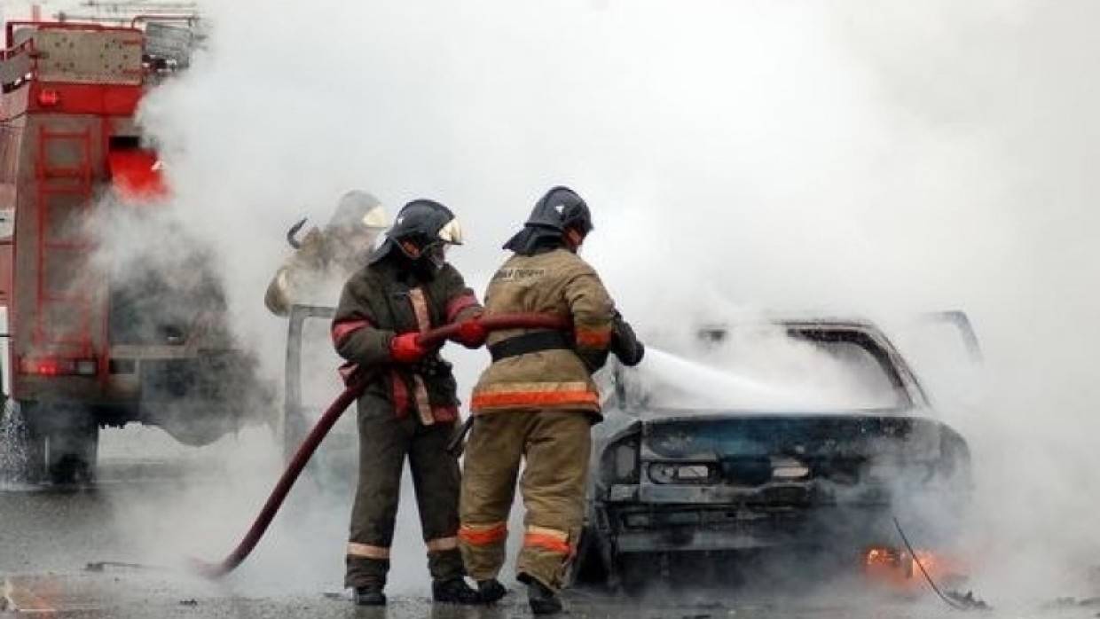 Сразу две машины сгорели на юге Сахалина за день