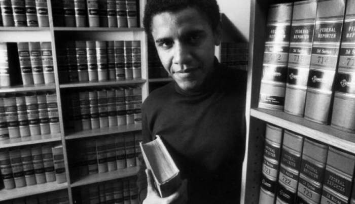 29-летний Обама в библиотеке Чикагского института юридических наук, где позже он преподавал конституционное право, а в возрасте 51 года афроамериканец занял пост 44-го президента США.