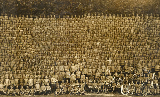На фото 1903 года поместилось 1250 человек. Технологиям 120 лет, но детали такие, что разглядеть можно даже лица: видео
