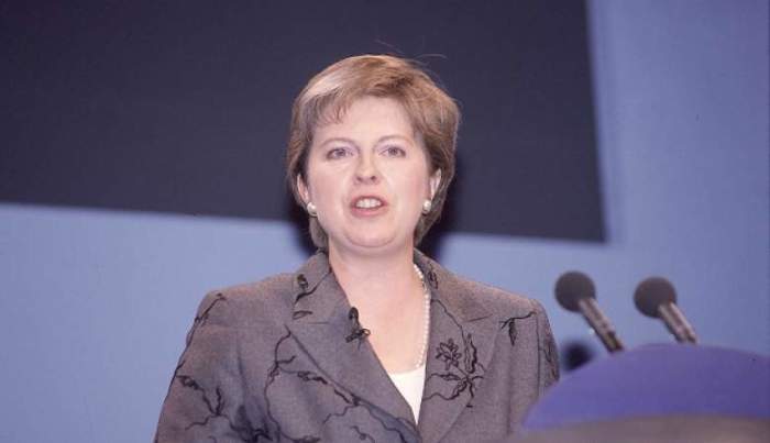 На фотографии – консерватор Мэй во время выступления в 1999 году, а уже в июле 2016 года она была назначена на должность премьер-министра Великобритании.