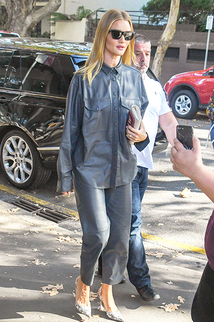 Уличный стиль знаменитости: Рози Хантингтон-Уайтли в брючном костюме на прогулке в Сиднее Уличный стиль знаменитости: Рози Хантингтон-Уайтли в брючном костюме на прогулке в Сиднее Звездный стиль