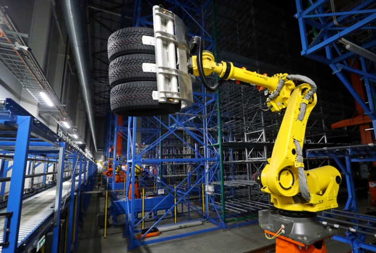 На фото: укладка шин для хранения на территории автоматизированного склада готовой продукции завода по производству шин Nokian Tyres во Всеволожске