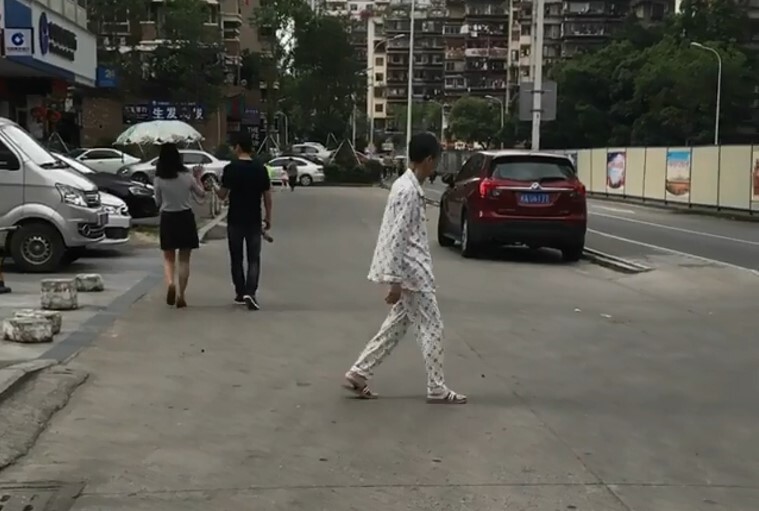 В Китае встретила человека в пижаме на улице
