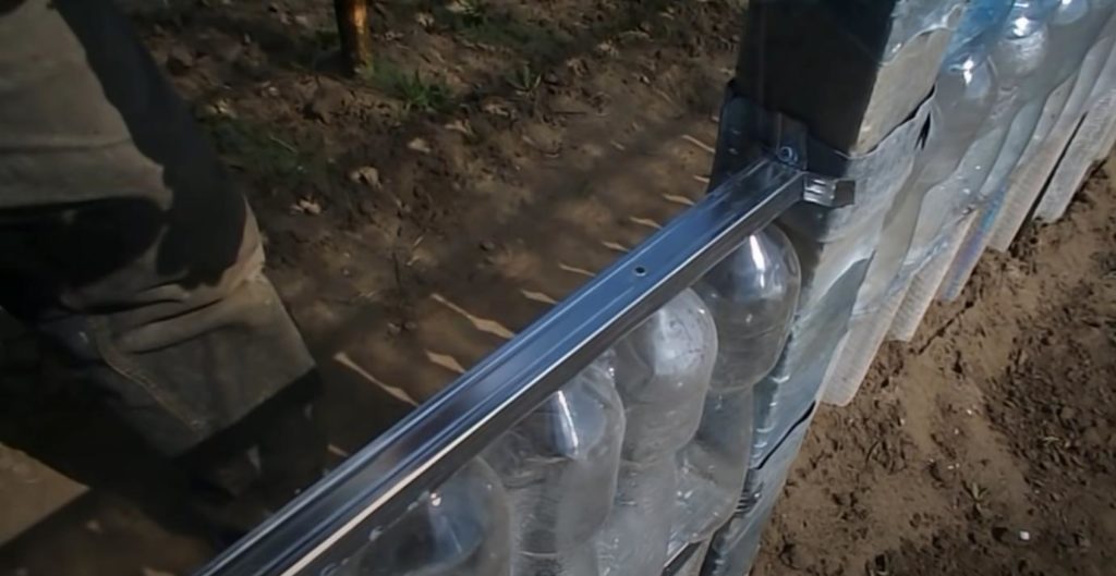 Идея для дачи: как сделать забор из пластиковых бутылок