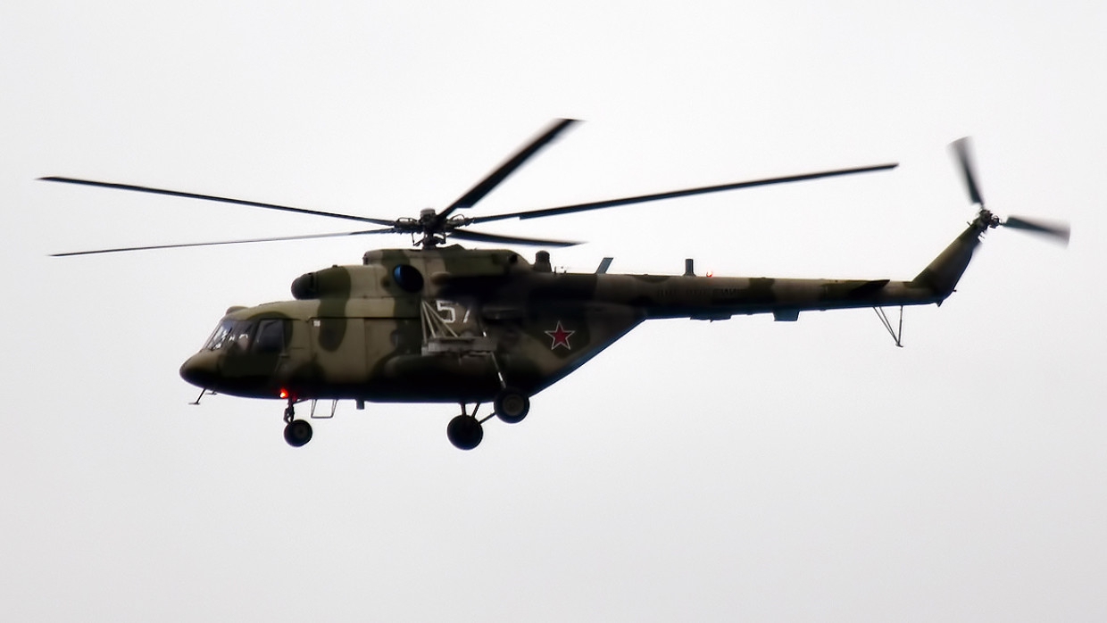 Разбившийся 12 августа вертолет Ми-8 подняли со дна Курильского озера