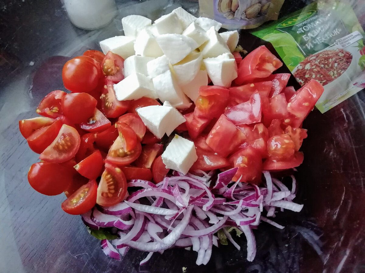 Этот салат можно легко назвать самым летним салатом.  Салат из томатов и сыра моцарелла идеально подходит для вкусного обеда и является отличной свежей добавкой к любому ужину.-6