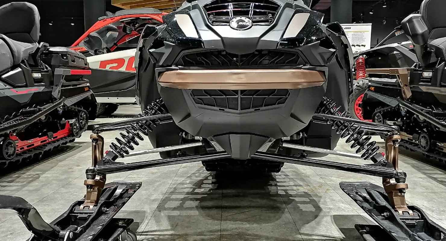 Рычаги, телескопы, сабли, однолыжники: различия снегоходных подвесок для российский условий