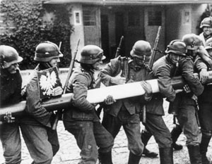 Отважно державшиеся против Гитлера польские войска и неожиданно ударившие им в спину советские – это из области мифа