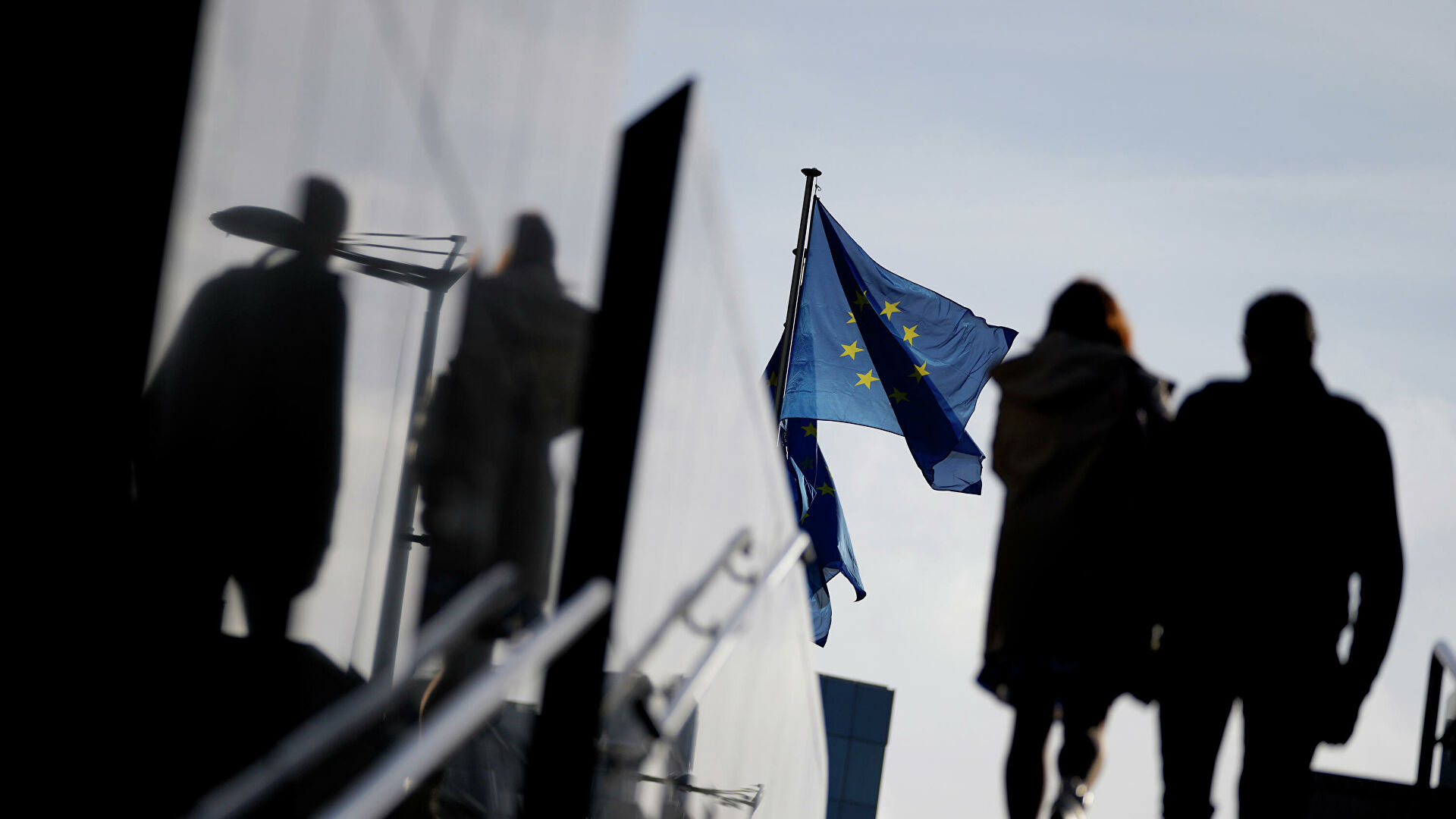 Флаг Евросоюза у штаб-квартиры ЕС в Брюсселе - РИА Новости, 1920, 28.02.2022
