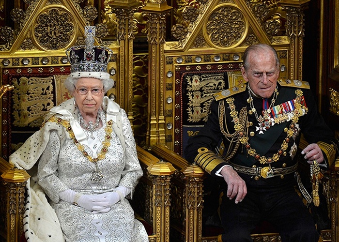 Королева Елизавета II и принц  Филлипп  в тронном зале. / Фото: cluebits.com