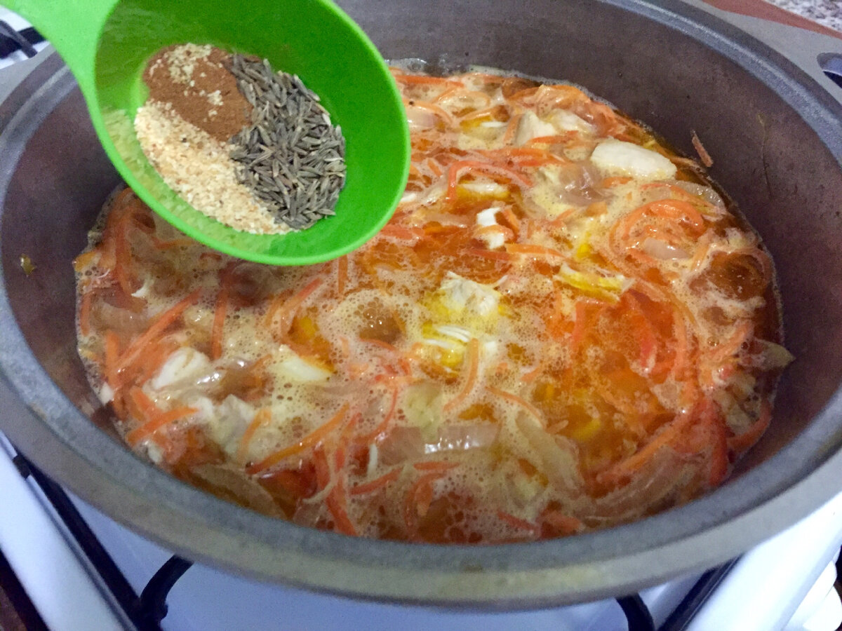 Как плов, но с морковью по-корейски: все удивляются, что кладу мед, а потом готовят так же (подскажу рецепт сытного обеда)
