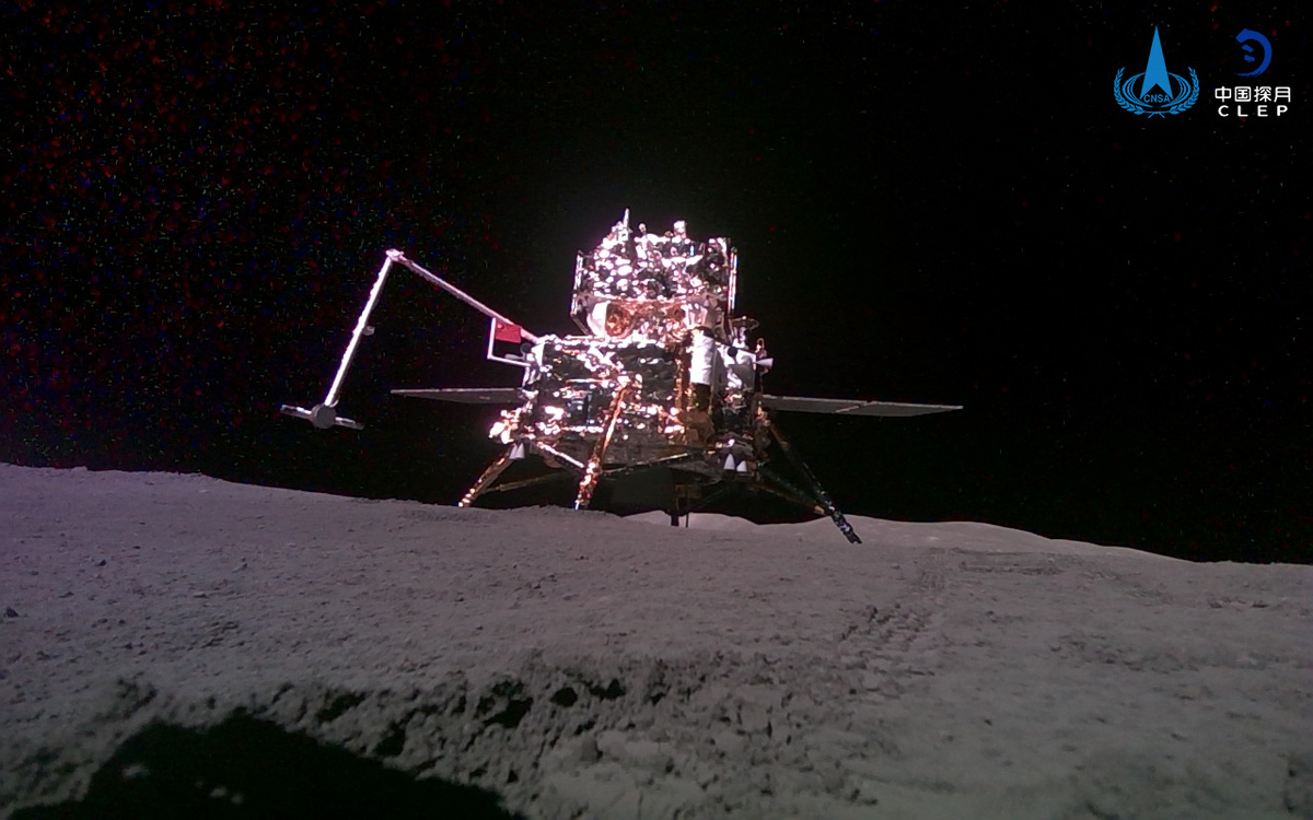 Посадочный аппарат миссии «Чанъэ-6», в верхней части виден взлётный модуль. Снимок сделан с небольшого лунохода. Credit: CNSA/CLEP.
