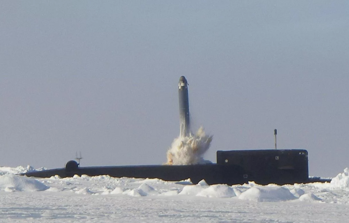 Реальный старт "Синевы" из надводного положения в арктических льдах. Развитием МБР Р-29РМУ2 "Синева" станет ещё более совершенная ракета "Лайнер". Но "Синва" и без того замечательная конструкция. Фото МО РФ