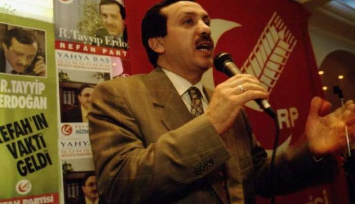 Политик выступает перед избирателями, баллотируясь на пост мэра Стамбула в 1994 году, а с августа 2014 года он уже занял пост президента Турции.