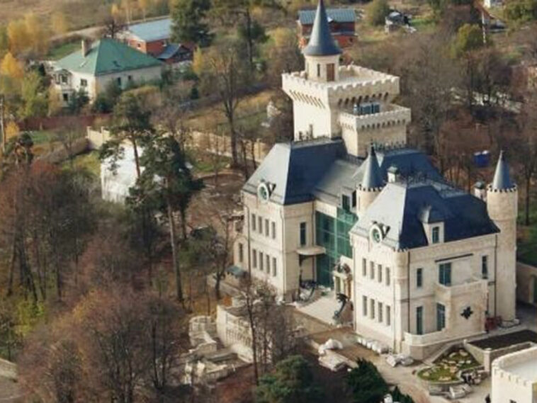 Риелторы раскрыли, сколько стоит замок Пугачевой и Галкина в деревне Грязь