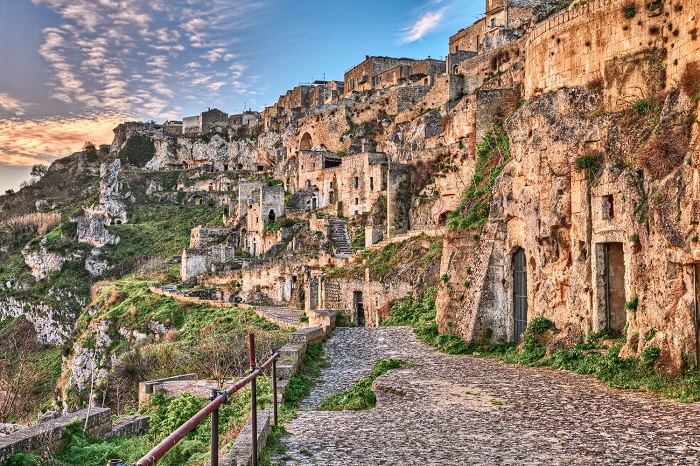 Древние итальянцы построили в пещерах полноценный город. /Фото: latuaitalia.ru