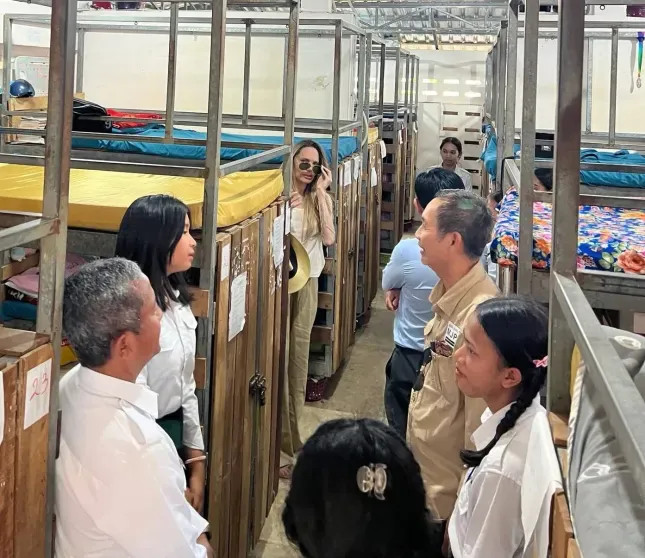 Анджелина Джоли появилась на публике в Камбодже ДжолиАнджелина, Джоли, актриса, Анджелина, детей, вместе, спустя, развод, провинции, Баттамбанг, детьми, Камбоджу, посетила, Вивьен, Шайло, усыновил, троих, родила, первую, свадьбу