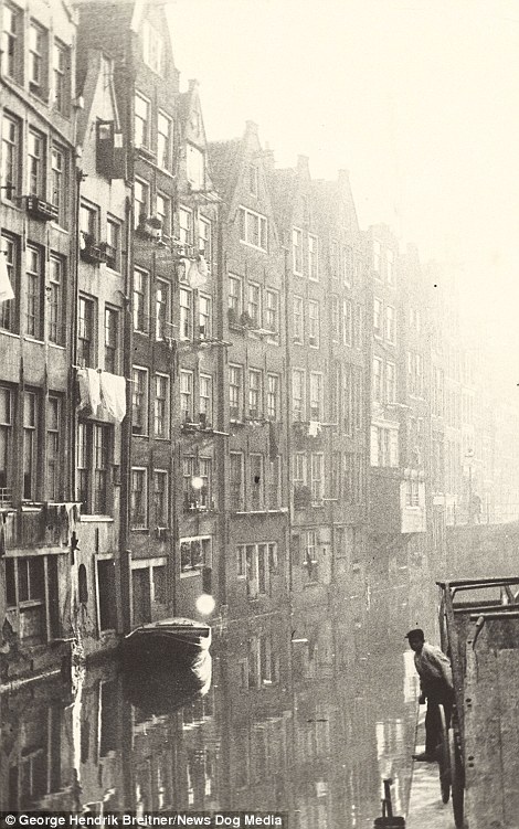 Самая древняя профессия в самом свободном городе: история квартала красных фонарей в Амстердаме 