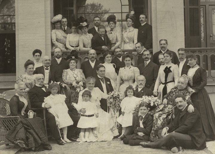 Чёрное дно красного пламени.