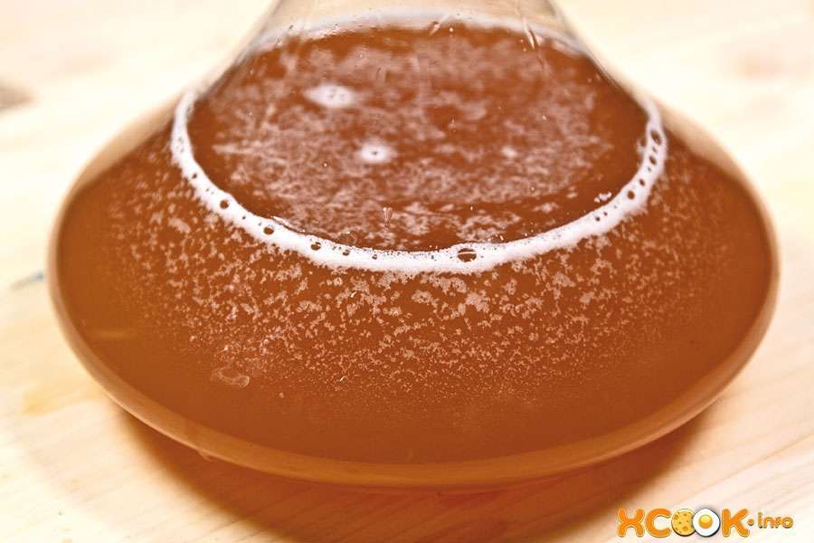 Сидр яблочный с клубникой и мятой. original. Сидр яблочный с клубникой и мятой фото. Сидр яблочный с клубникой и мятой-original. картинка Сидр яблочный с клубникой и мятой. картинка original. Вопреки общему мнению сидр готовят не только из яблок и груш. Поскольку рецепт прошёл долгий путь он смог приобрести множество вариаций, порой весьма необычных. В качестве основного ингредиента используют и ягоды, и даже стебли растений.