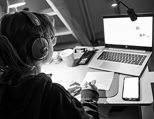 Русские Латвии прорывают блокаду для связи с Родиной