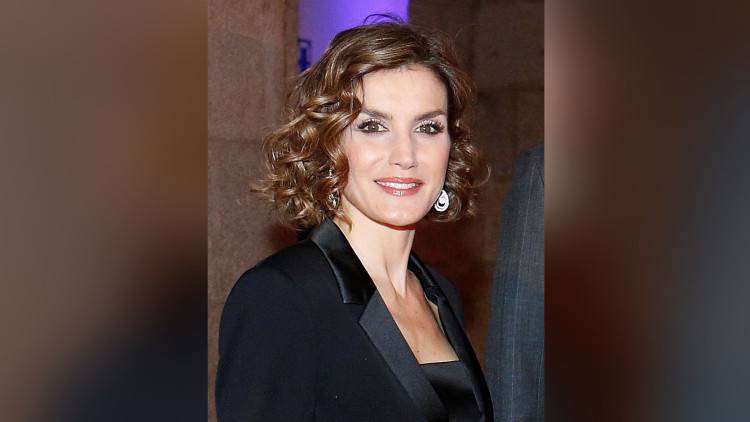 Королева Летисия показала осиную талию в платье с жемчужной брошью