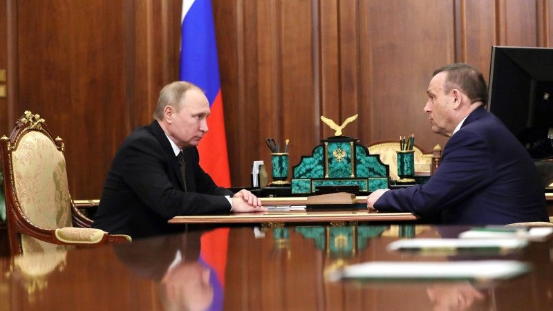 Путин передал главе Марий Эл папку с жалобами россиян