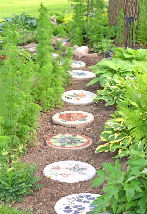 Очаровательная садовая дорожка из круглых бетонных плит правильной формы. 