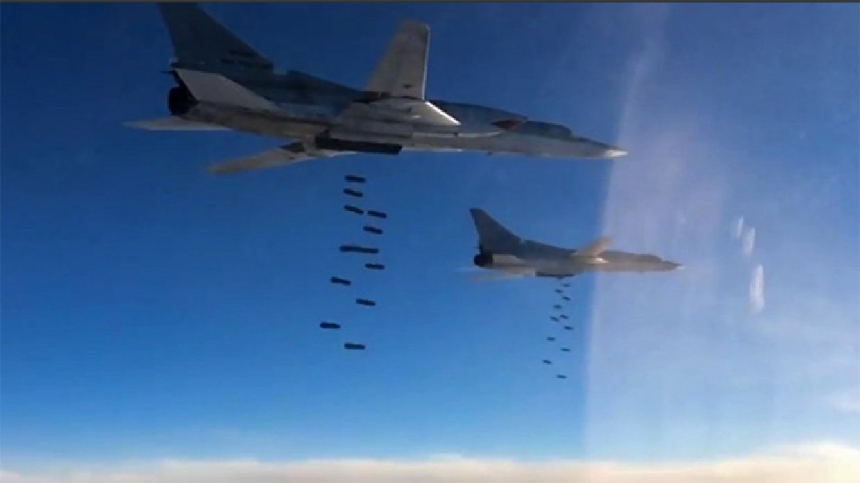 Звено Ту-22М3 наносит бомбовый удар по террористам в Сирии